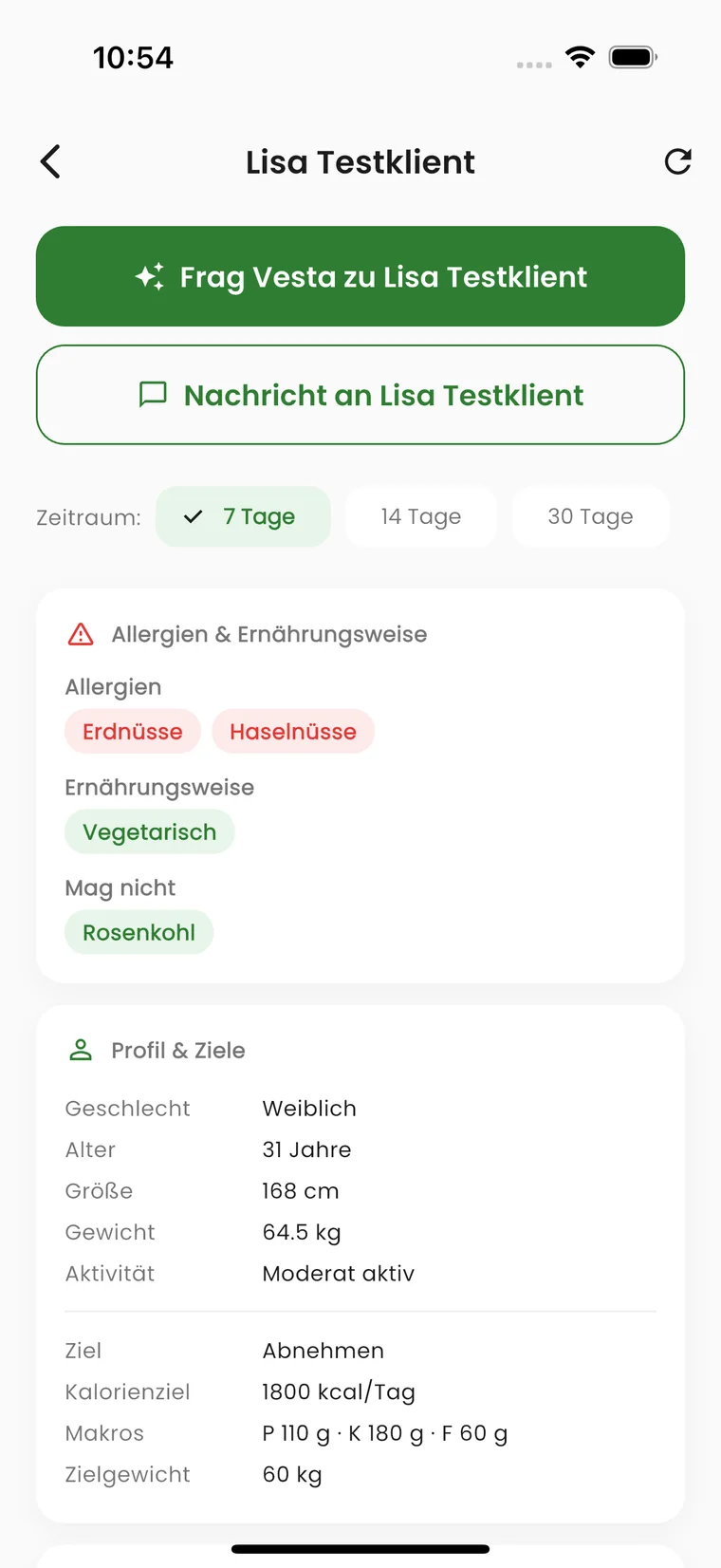 Vesta-Coach-Ansicht einer Klientin: Allergien Erdnüsse und Haselnüsse, vegetarische Ernährungsweise, Profil mit Alter, Größe, Gewicht sowie Ziel, Kalorienziel und Makros — darüber die Schaltflächen „Frag Vesta zu …“ und „Nachricht an …“.
